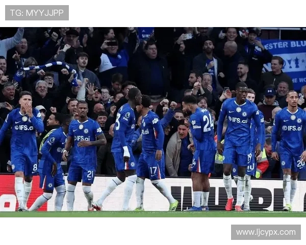 曼城水瓶哥再赴阿森纳看球